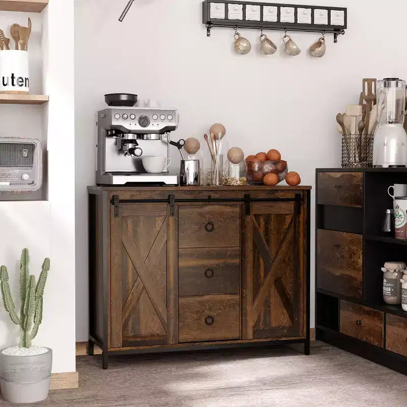 HOMCOM Buffet de cuisine industriel rustique avec portes coulissantes de grange, 3 tiroirs et étagères réglables pour salon, marron rustique