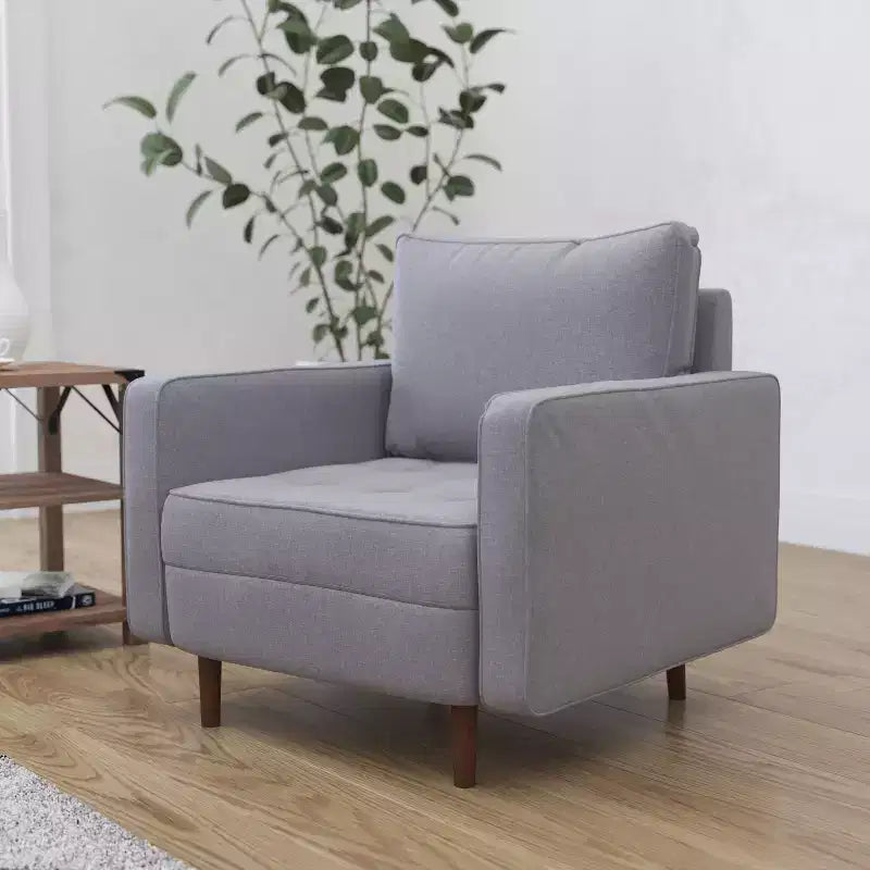 Fauteuil Merrick Lane du milieu du siècle avec revêtement capitonné et pieds en bois massif
