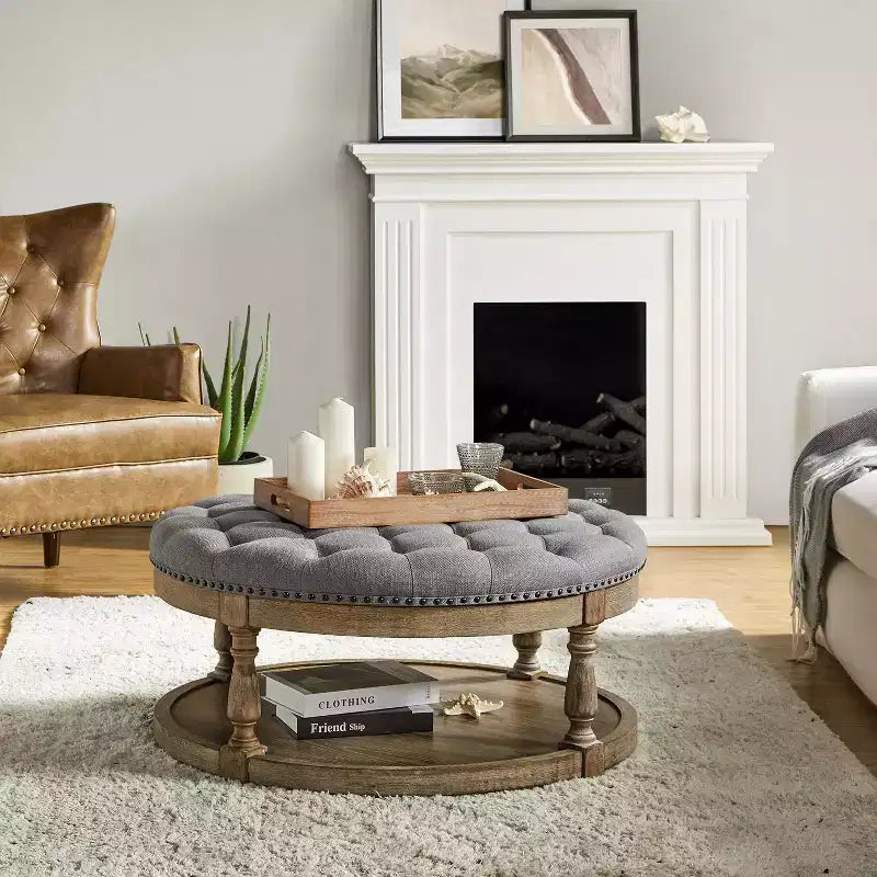 Pouf de cocktail rond touffeté transitionnel large Illyria 36 avec rangement et garnitures de clous pour chambre à coucher et salon | ART OF LIVING DESIGNS