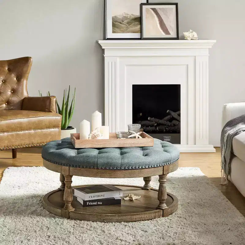 Pouf de cocktail rond touffeté transitionnel large Illyria 36 avec rangement et garnitures de clous pour chambre à coucher et salon | ART OF LIVING DESIGNS