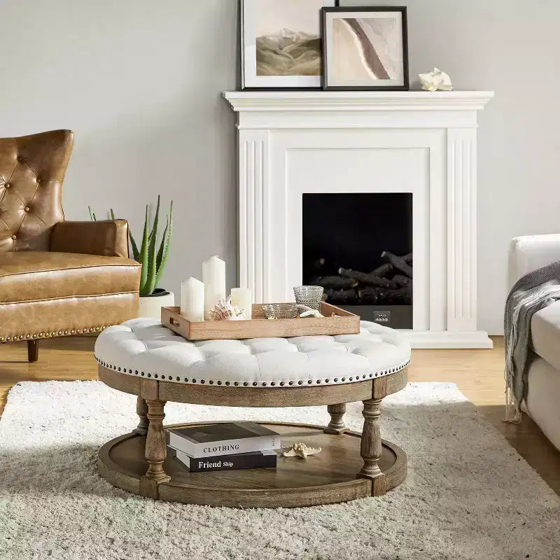 Pouf de cocktail rond touffeté transitionnel large Illyria 36 avec rangement et garnitures de clous pour chambre à coucher et salon | ART OF LIVING DESIGNS