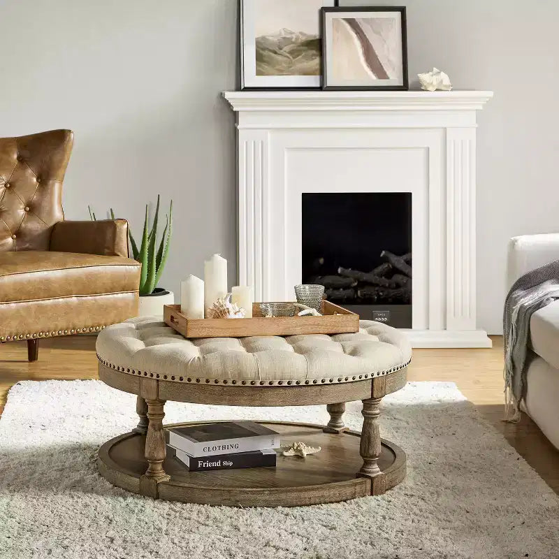 Pouf de cocktail rond touffeté transitionnel large Illyria 36 avec rangement et garnitures de clous pour chambre à coucher et salon | ART OF LIVING DESIGNS