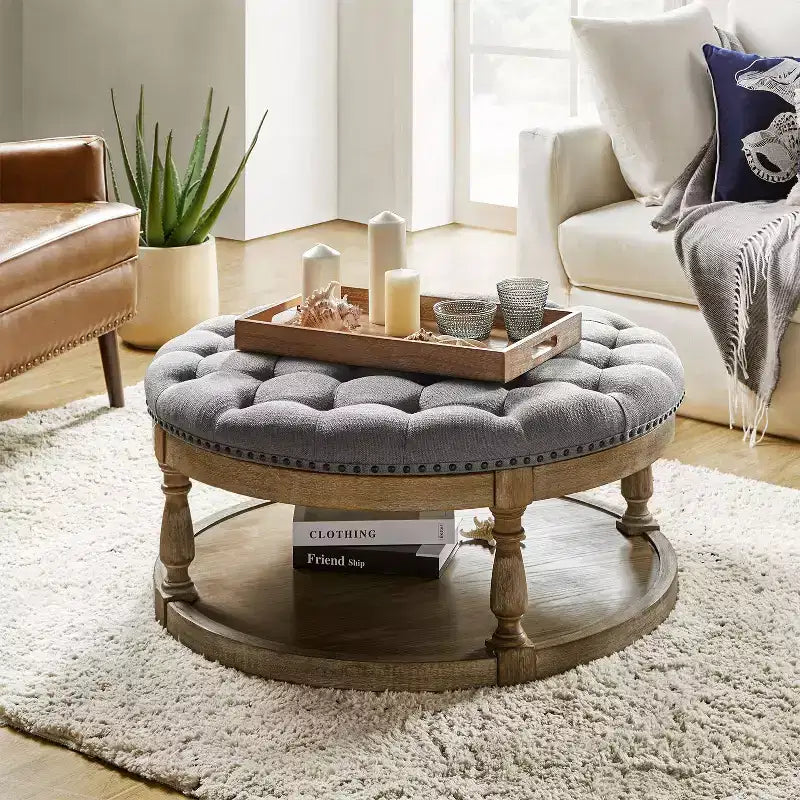Pouf de cocktail rond touffeté transitionnel large Illyria 36 avec rangement et garnitures de clous pour chambre à coucher et salon | ART OF LIVING DESIGNS