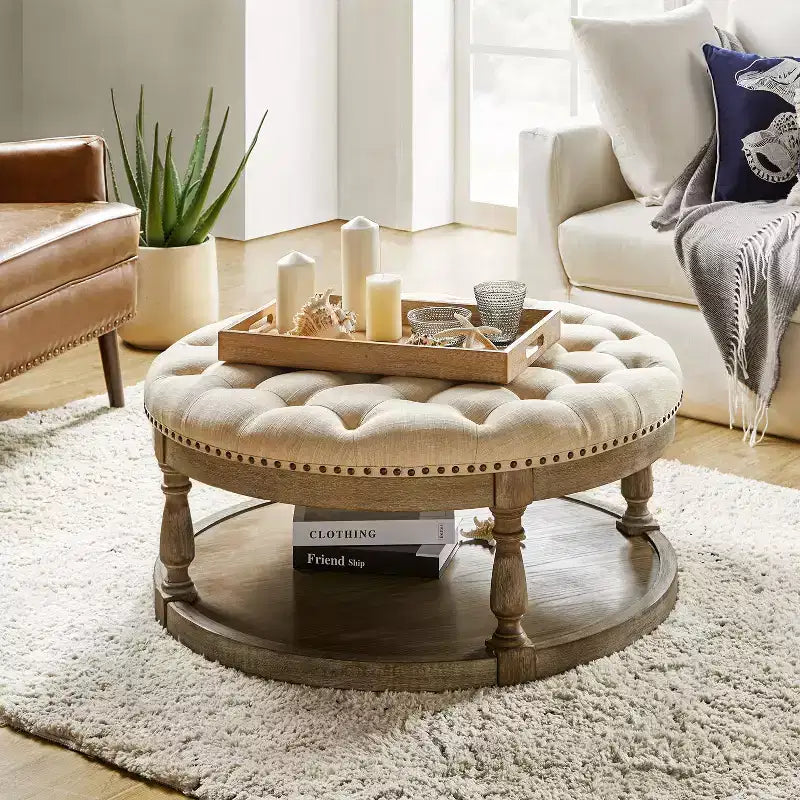 Pouf de cocktail rond touffeté transitionnel large Illyria 36 avec rangement et garnitures de clous pour chambre à coucher et salon | ART OF LIVING DESIGNS