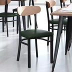 Chaise de salle à manger industrielle Emma and Oliver avec cadre en acier laminé et assise en bois massif – Capacité de poids statique de 500 lb