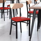 Chaise de salle à manger industrielle Emma and Oliver avec cadre en acier laminé et assise en bois massif – Capacité de poids statique de 500 lb