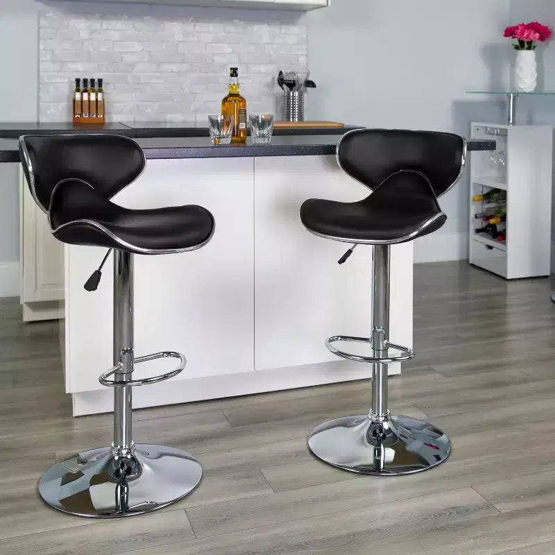 Lot de 2 tabourets de bar contemporains confortables Emma et Oliver avec dossier mi-haut en vinyle, réglables en hauteur avec piètement chromé