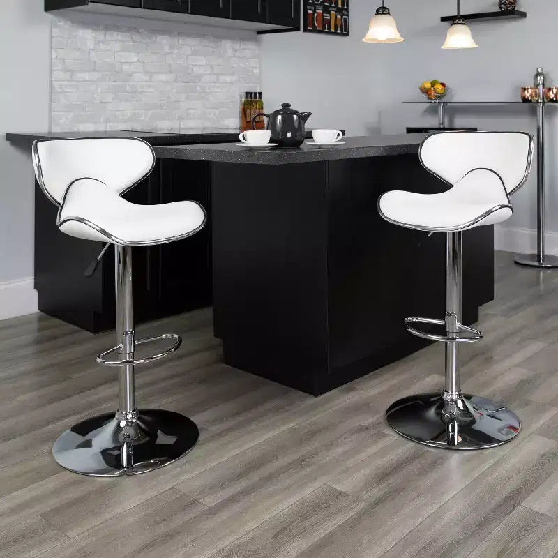 Lot de 2 tabourets de bar contemporains confortables Emma et Oliver avec dossier mi-haut en vinyle, réglables en hauteur avec piètement chromé