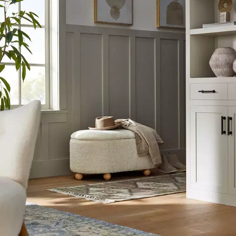 Banc de rangement en forme de pilule Havenstone - Threshold conçu avec Studio McGee