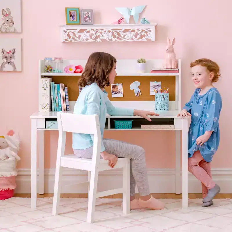 Bureau pour enfant Martha Stewart avec rehausseur et chaise – Bureau pour enfant avec étagère de rangement et tableau en liège, table d'activités pour chambre d'enfant, garçons et filles