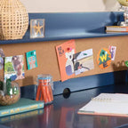 Bureau pour enfant Martha Stewart avec rehausseur et chaise – Bureau pour enfant avec étagère de rangement et tableau en liège, table d'activités pour chambre d'enfant, garçons et filles