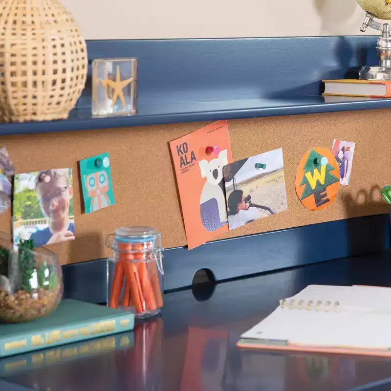 Bureau pour enfant Martha Stewart avec rehausseur et chaise – Bureau pour enfant avec étagère de rangement et tableau en liège, table d'activités pour chambre d'enfant, garçons et filles