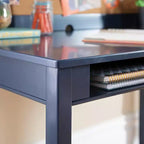 Bureau pour enfant Martha Stewart avec rehausseur et chaise – Bureau pour enfant avec étagère de rangement et tableau en liège, table d'activités pour chambre d'enfant, garçons et filles