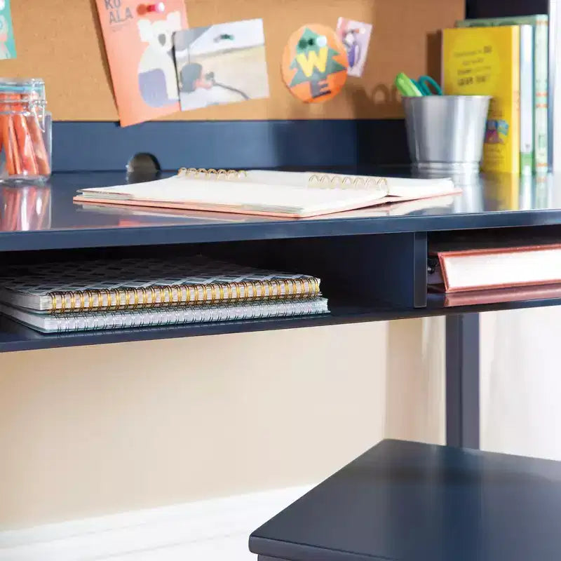 Bureau pour enfant Martha Stewart avec rehausseur et chaise – Bureau pour enfant avec étagère de rangement et tableau en liège, table d'activités pour chambre d'enfant, garçons et filles