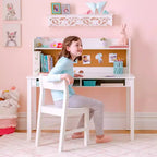 Bureau pour enfant Martha Stewart avec rehausseur et chaise – Bureau pour enfant avec étagère de rangement et tableau en liège, table d'activités pour chambre d'enfant, garçons et filles