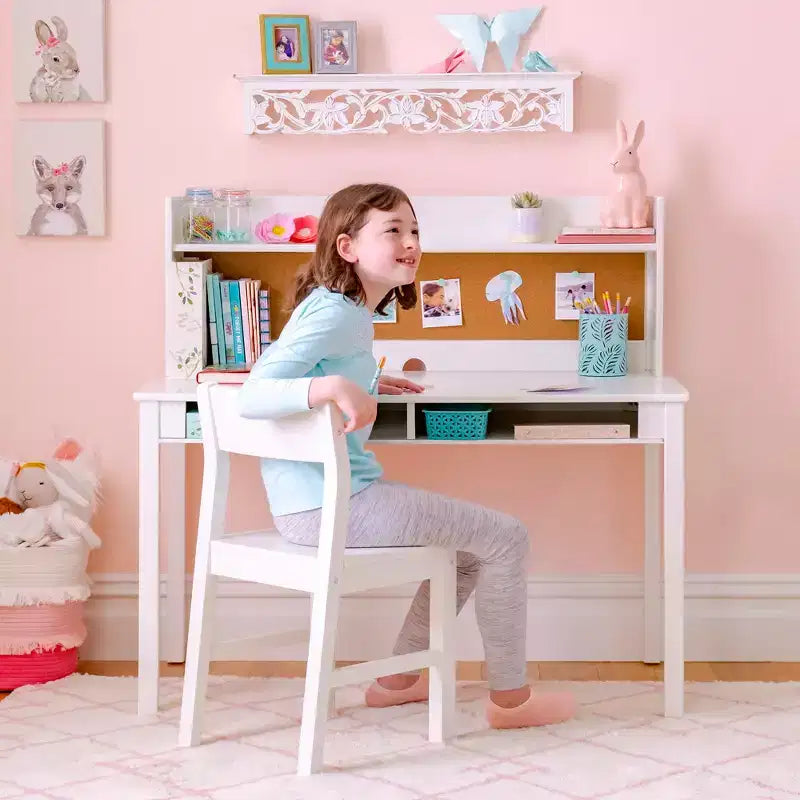 Bureau pour enfant Martha Stewart avec rehausseur et chaise – Bureau pour enfant avec étagère de rangement et tableau en liège, table d'activités pour chambre d'enfant, garçons et filles