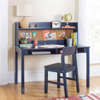 Bureau pour enfant Martha Stewart avec rehausseur et chaise – Bureau pour enfant avec étagère de rangement et tableau en liège, table d'activités pour chambre d'enfant, garçons et filles