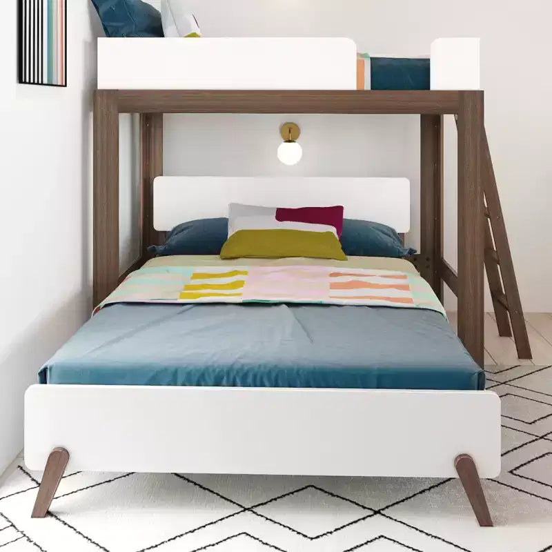 Lit superposé en L Max & Lily, style mi-siècle, deux places au-dessus d'un grand lit, en bois massif