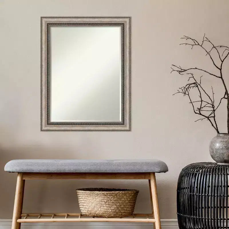 Miroir mural de salle de bain Amanti Art Lyla Petite biseauté argenté orné 71,76 x 56,52 cm