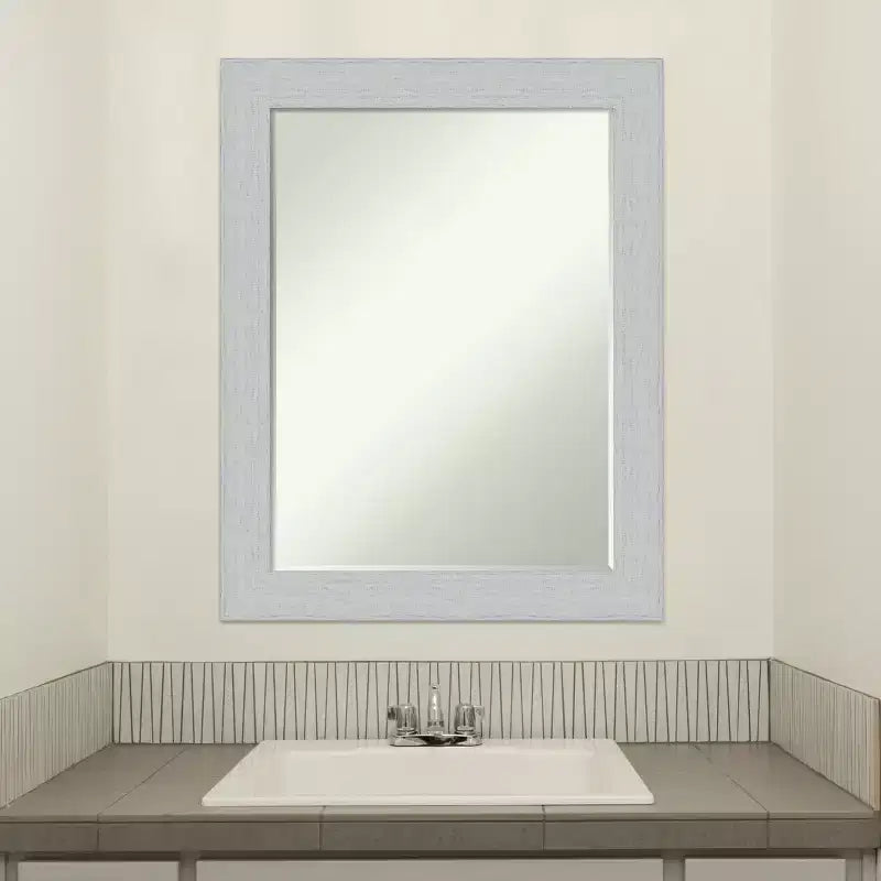 Miroir mural de salle de bain en bois biseauté Shiplap Petite par Amanti Art