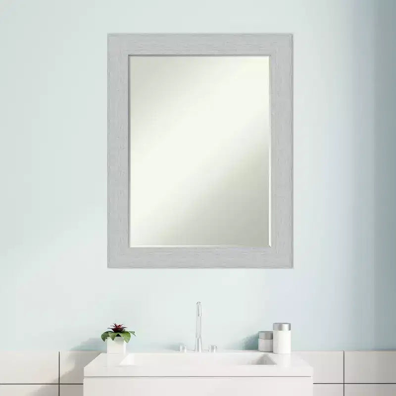 Miroir mural de salle de bain en bois biseauté Shiplap Petite par Amanti Art