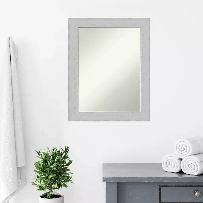 Miroir mural de salle de bain en bois biseauté Shiplap Petite par Amanti Art