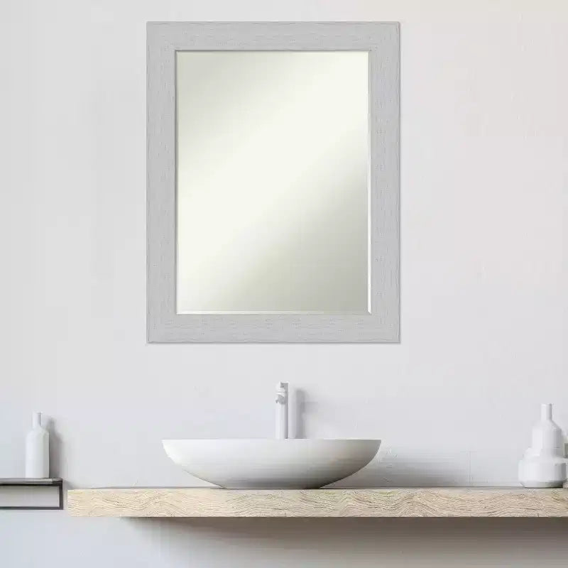 Miroir mural de salle de bain en bois biseauté Shiplap Petite par Amanti Art