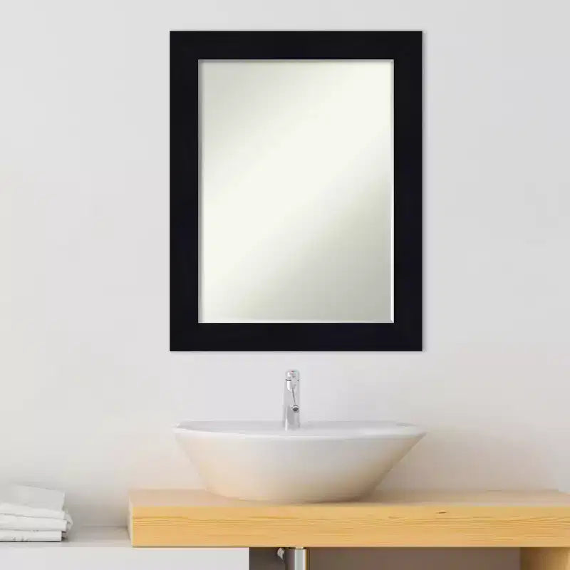 Miroir mural de salle de bain en bois biseauté Shiplap Petite par Amanti Art