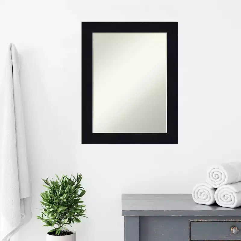 Miroir mural de salle de bain en bois biseauté Shiplap Petite par Amanti Art