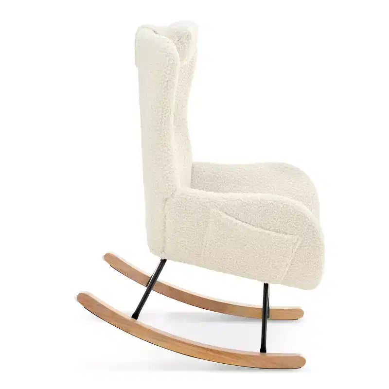 Fauteuil à bascule Teddy en tissu bouclette avec pieds en bois d'hévéa - ModernLuxe