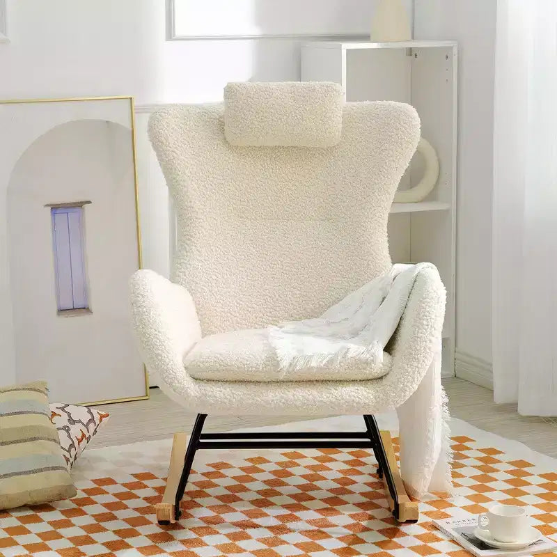 Fauteuil à bascule Teddy en tissu bouclette avec pieds en bois d'hévéa - ModernLuxe