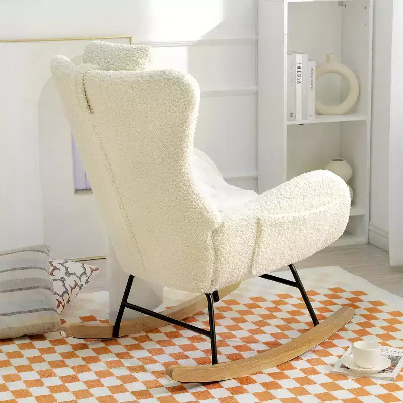 Fauteuil à bascule Teddy en tissu bouclette avec pieds en bois d'hévéa - ModernLuxe