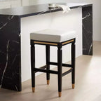 55 Downing Street Jaxon Tabouret de bar en bois noir 31 po. de haut avec coussin en similicuir blanc moderne et repose-pieds pour comptoir de cuisine, îlot, cabanon ou maison