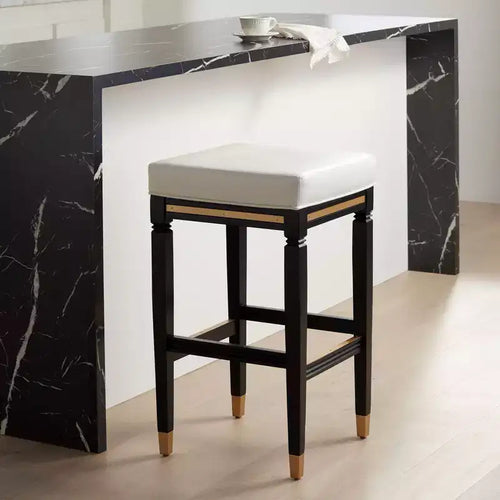 55 Downing Street Jaxon Tabouret de bar en bois noir 31 po. de haut avec coussin en similicuir blanc moderne et repose-pieds pour comptoir de cuisine, îlot, cabanon ou maison