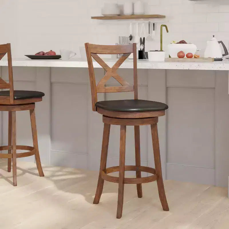 Tabouret de bar Emma et Oliver de style pub avec dossier en bois croisé et siège pivotant rembourré en similicuir