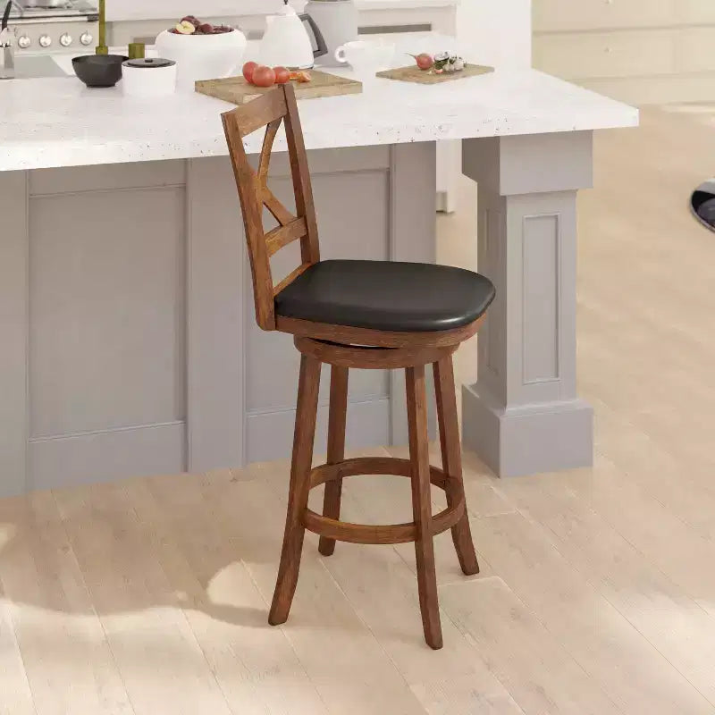 Tabouret de bar Emma et Oliver de style pub avec dossier en bois croisé et siège pivotant rembourré en similicuir