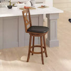 Tabouret de bar Emma et Oliver de style pub avec dossier en bois croisé et siège pivotant rembourré en similicuir