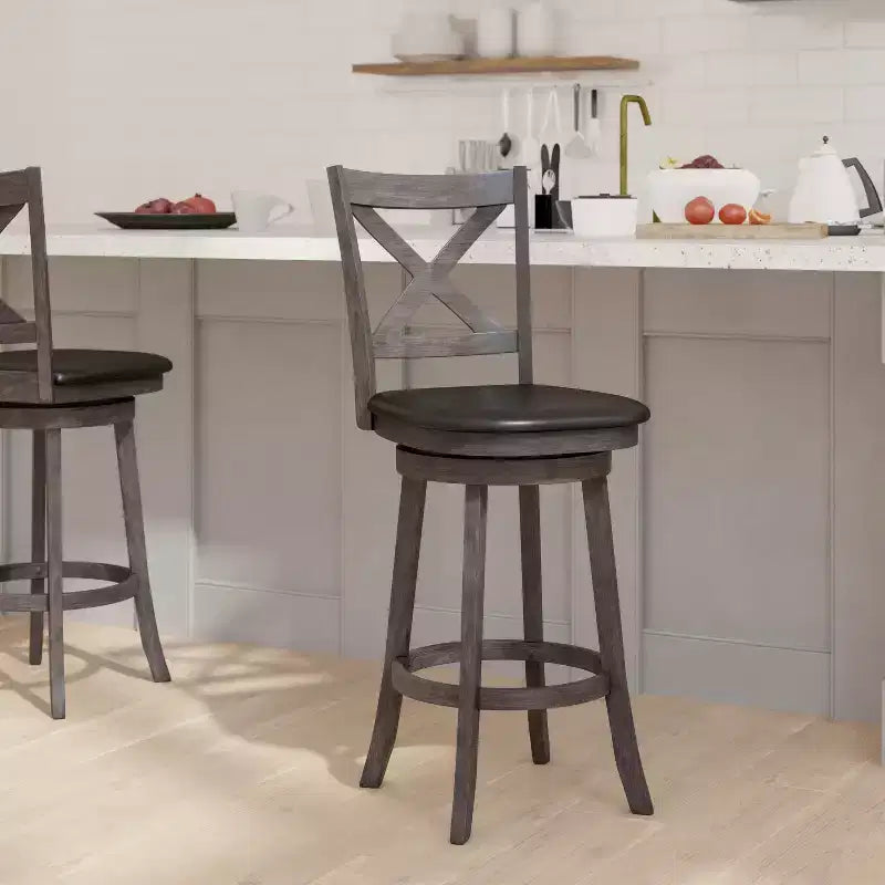 Tabouret de bar Emma et Oliver de style pub avec dossier en bois croisé et siège pivotant rembourré en similicuir