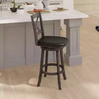 Tabouret de bar Emma et Oliver de style pub avec dossier en bois croisé et siège pivotant rembourré en similicuir