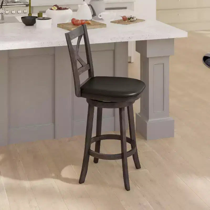 Tabouret de bar Emma et Oliver de style pub avec dossier en bois croisé et siège pivotant rembourré en similicuir