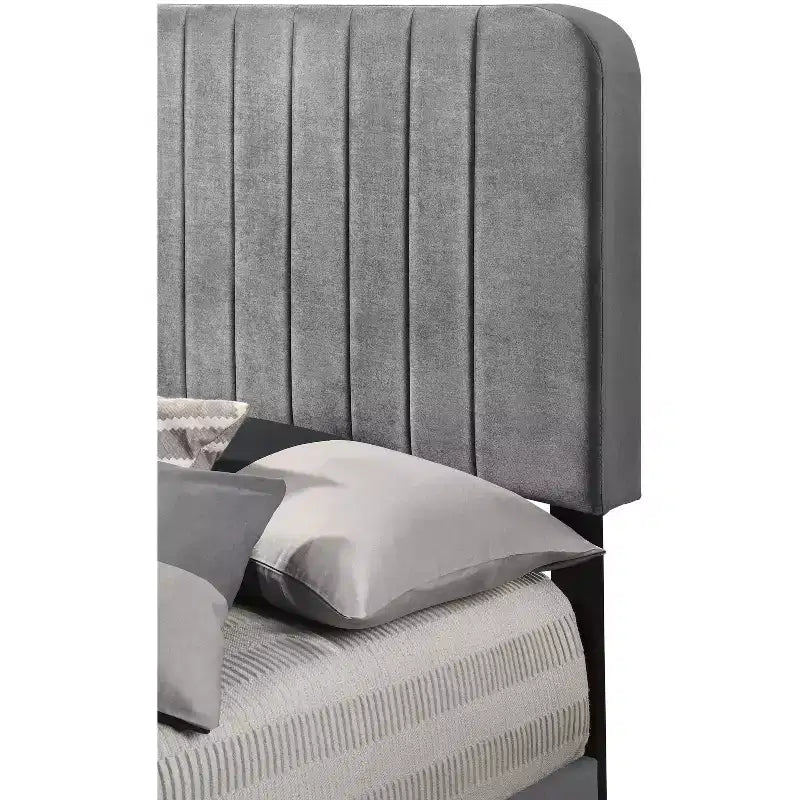 Lit double capitonné Lodi Velvet UpholsteChannel par Passion Furniture