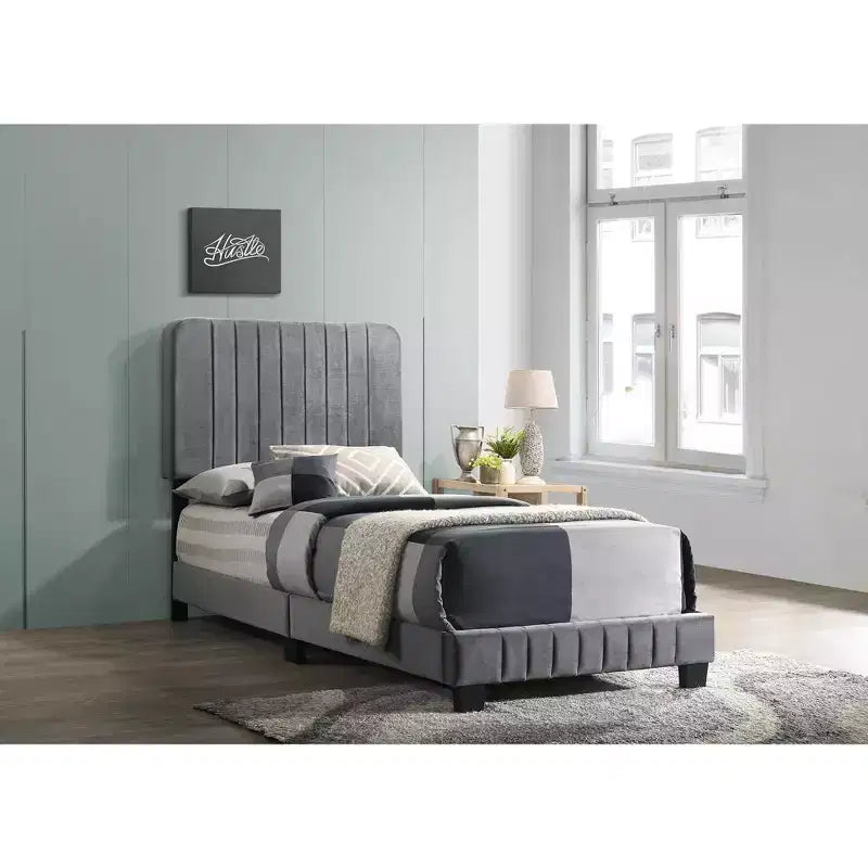 Lit double capitonné Lodi Velvet UpholsteChannel par Passion Furniture