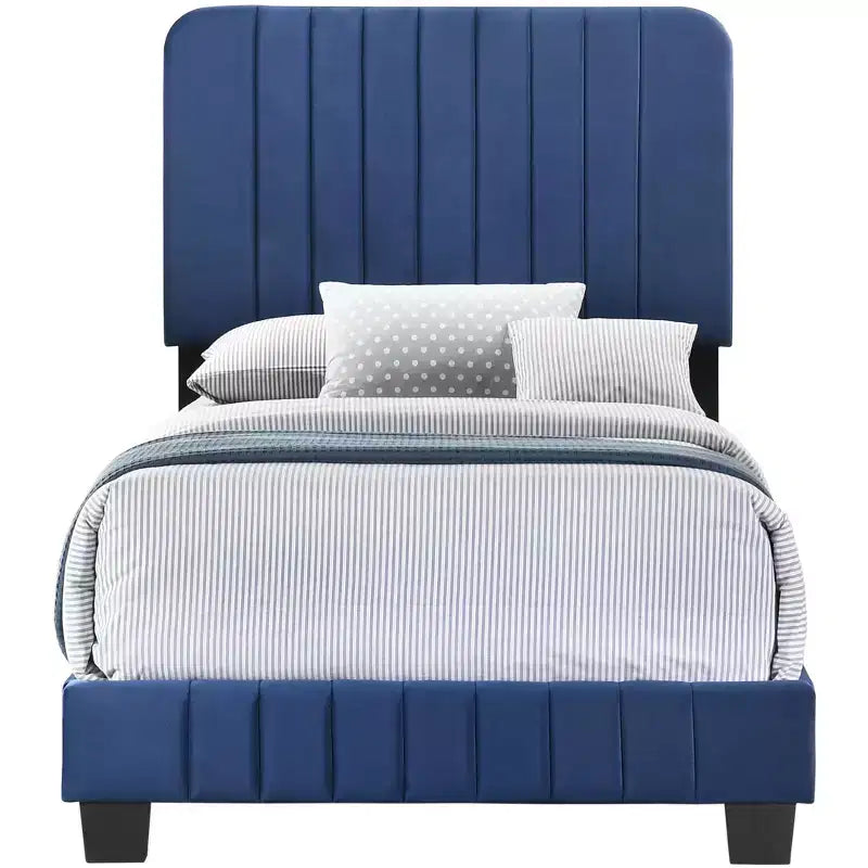 Lit double capitonné Lodi Velvet UpholsteChannel par Passion Furniture