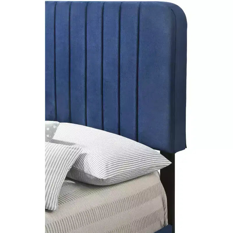 Lit double capitonné Lodi Velvet UpholsteChannel par Passion Furniture
