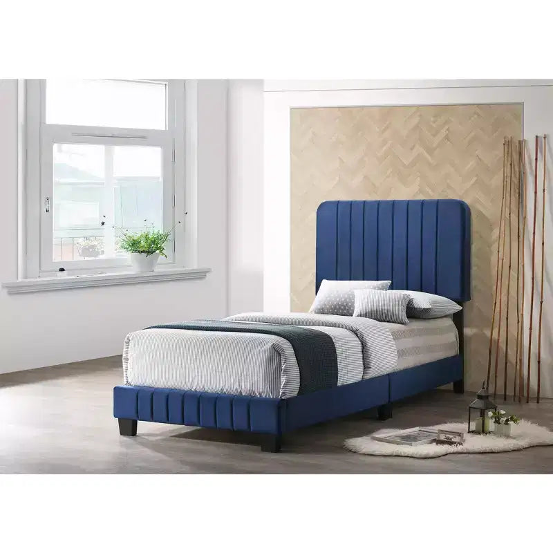 Lit double capitonné Lodi Velvet UpholsteChannel par Passion Furniture