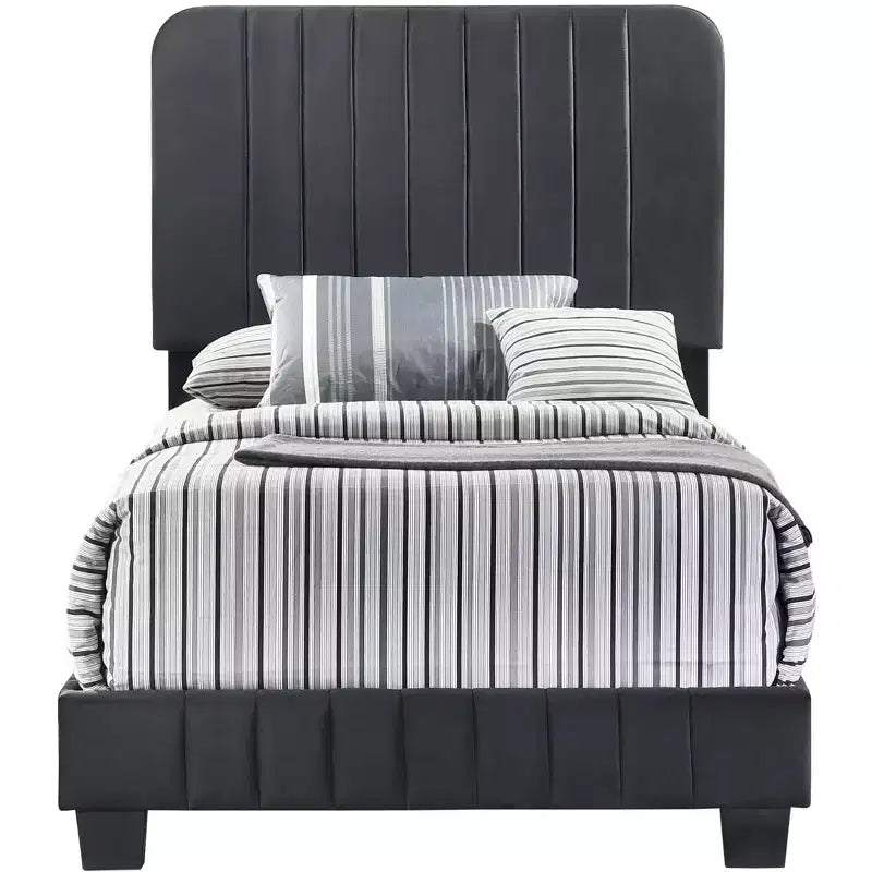 Lit double capitonné Lodi Velvet UpholsteChannel par Passion Furniture