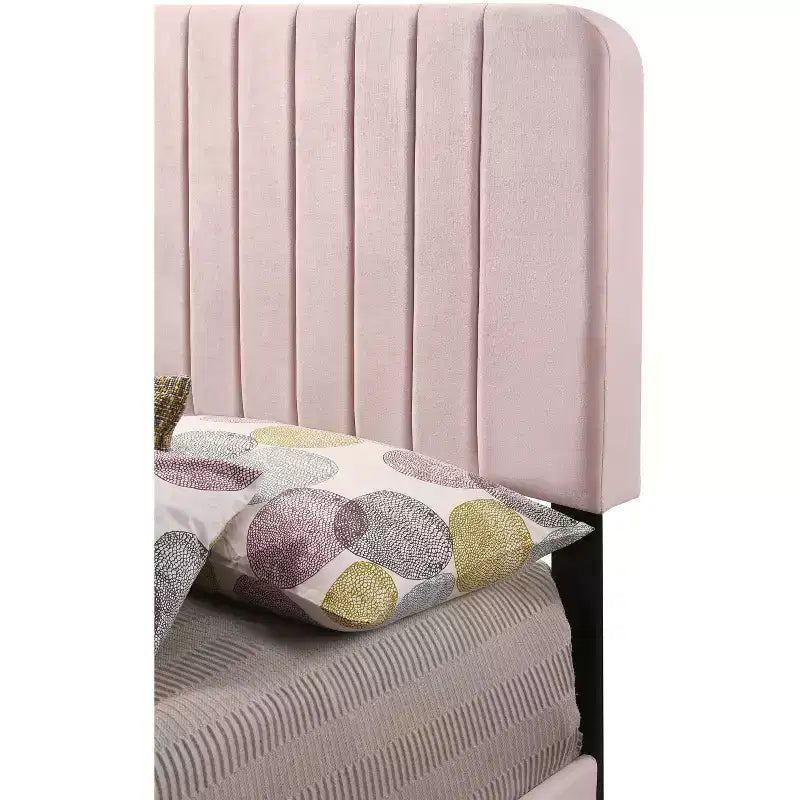 Lit double capitonné Lodi Velvet UpholsteChannel par Passion Furniture