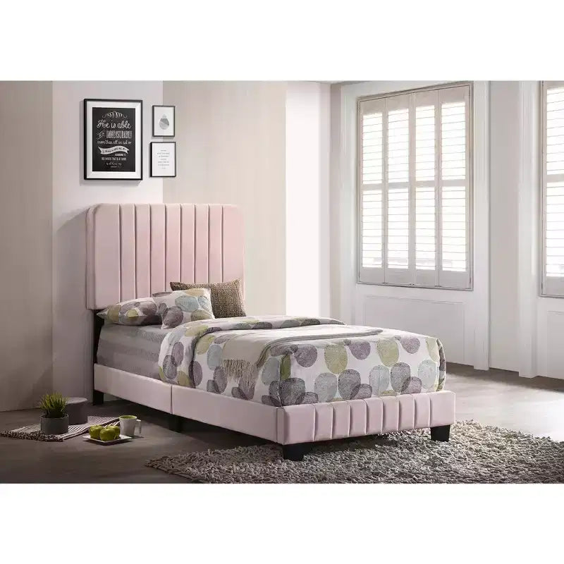 Lit double capitonné Lodi Velvet UpholsteChannel par Passion Furniture