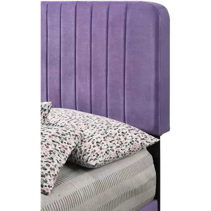 Lit double capitonné Lodi Velvet UpholsteChannel par Passion Furniture