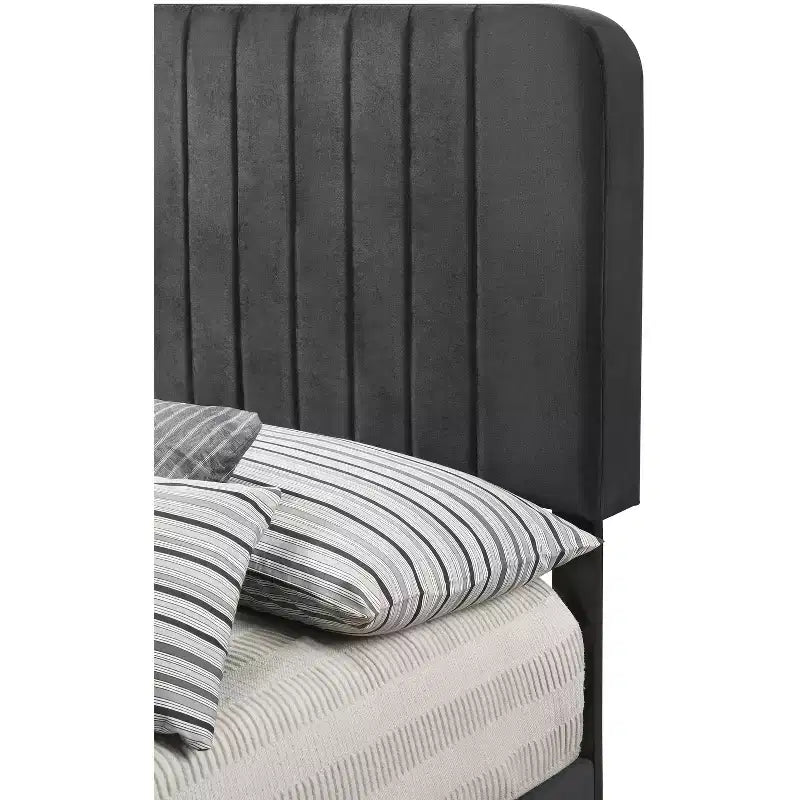 Lit double capitonné Lodi Velvet UpholsteChannel par Passion Furniture